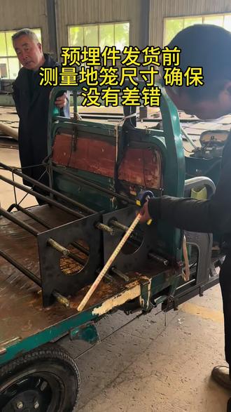 这是我们加工的电警杆,也叫监控杆上面用的预埋件有三个,两个方的,一个圆的,方的比较小,是装小的监控杆,横臂比较短一点的,大的圆的是装大杆的八棱杆,卡口杆,立杆高度6米5,横臂在5米到8米,这样的预埋件。我们加工好的预埋件,在发货前都是需要我们的工人再次测量,确认尺寸无误才发货的,需要咨询预埋件的,可以联系我们郑州的源头工厂。#预埋件#预埋件加工#预埋件定制#预埋件厂家