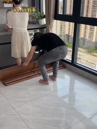 这个V型# 地缝刷 也太好用了,一面刷,一面刮,平时清洁不到的边边角角也能轻松打扫干净#超便宜超划算 #地缝刷二合一