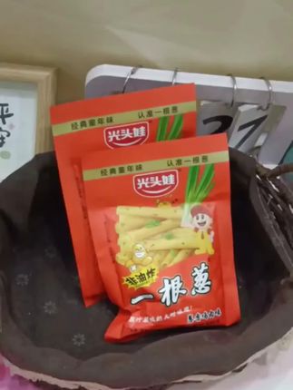 #上热门🔥 #爆款好物分享 拒绝寡淡零食!光头娃一根葱,浓郁葱香+酥脆口感,一口就爱上,无香精色素,老人小孩都能吃,囤上几包,随时开启美味时光!#非油炸更健康
