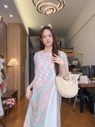 小孕妇们夏日多巴胺穿搭,彩色针织开叉镂空吊带连衣裙叠穿,俏皮可爱又减龄!这一套真的是太美了,让人眼前一亮,而且超级显白显气质!宽松的版型完全不会勒肚子,舒服又好穿。夏天出门产检、逛街约会,你就这么穿,妥妥的回头率孕期穿搭 #孕期穿搭分享 #孕妇休闲套装 #我的孕妇装日常穿搭 #适合孕早期的穿着打扮 #不一样的孕妇装