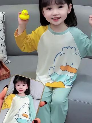 家里有宝宝的一定要试试这套儿童莫代尔家居服套装,它是专为宝宝设计的,采用的是莫代尔面料,非常的透气吸汗,而且它的弹性很大,穿起来不会勒肉,很适合胖宝宝。它还是可爱的卡通风格,特别受小朋友们喜欢,有了它再也不怕孩子不喜欢穿睡衣了,快给你家宝贝安排上吧!#家居服 #睡衣 #便宜又好穿 #萌娃穿搭 #高品质童装