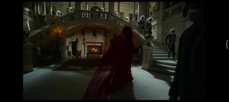 弗兰肯斯坦2025 维克多一个傲慢偏执的神人,前面一直没懂他为什么被伊丽莎白这样看起来完全不同的人吸引,回头一想母亲克莱尔也是米娅演的明白了。正是由于对母亲死的执念,他疯狂地想要“复活”、创造出一个新生命,但就像伊丽莎白说的,他只有理念,从不想后果。造物成功的成就感转瞬即逝,维克多对怪物不可控的恐惧就涌现出来,过程中影片几次出现了天使形象,感觉是有宗教暗喻在,去红薯看了一个帖子觉得很有意思。说死亡天使几次出现在他梦里是给予启示,但他从来没意识到,直到创造出怪物并由于恐惧要烧死怪物时,天使摘下面具露出了骷髅。还有一个神学分析贴讲维克多造物却不愿承担责任,是《创世纪》中最深的堕落形式,创造生命的人自己没有多少人性,造出来一个“怪物”却选择成为人。并且伊丽莎白和他弟弟的死都是源于维克多,在他们俩看来维克多才是“怪物”。还有说包饺子的,我也更倾向于帖子里说的“怪物”是新亚当,他的宽恕不是原谅,是剥离了他属于维克多带有原罪的那部分,选择成为了更完整的自己,是自我救赎
#电影 #弗兰肯斯坦2025 #科学怪人 #片段