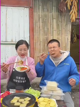 老乡们,贵州大方手撕豆腐又来活动了!吃起来软嫩 Q 弹有嚼劲,又辣又麻又香,有喜欢的老乡赶紧下手喽 #贵州美食#豆干#大方手撕豆腐#贵州大方六龙手撕豆干#贵州大方手撕豆干