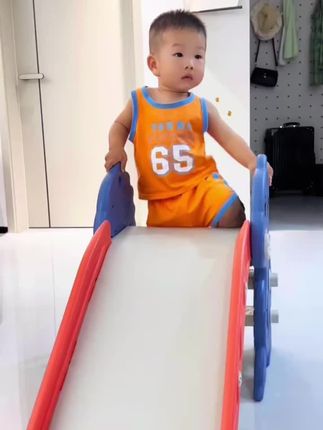 天热了,爸爸给买了可折叠滑滑梯,小巧好收纳,宝宝在家也能实现滑梯自由啦!#室内儿童乐园 #母婴好物 #宝宝玩具 #滑梯 #哄娃神器