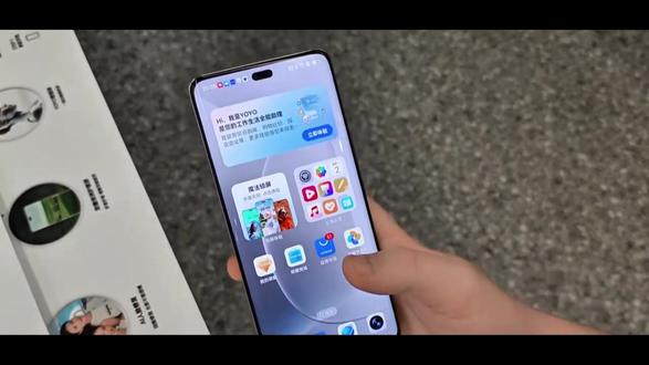 荣耀300 Pro屏幕玻璃的选择,无疑为这款旗舰手机增色不少
