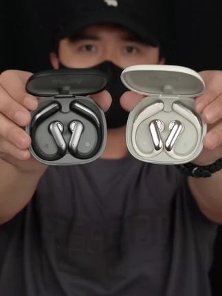 我真服了有些厂商了,做产品真的没有瓶颈期吗?就拿这个蛇圣天琴来说吧,它居然把耳机做成了开放式的,而且还能这么好看,关键是它的续航居然可以长达三十个小时!平时喜欢运动健身听歌的朋友们,再也不用担心耳机续航问题了,带上它就可以畅享音乐了。#耳机 #耳机党福利 #运动耳机 #蓝牙耳机 #蓝牙耳机跑步运动型