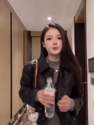 高级感黑色复古机车皮衣短款翻领外套女秋季新款小众铆钉休闲上衣#谁穿谁好看#气质穿搭#穿出高级感#简约大气#时尚穿搭