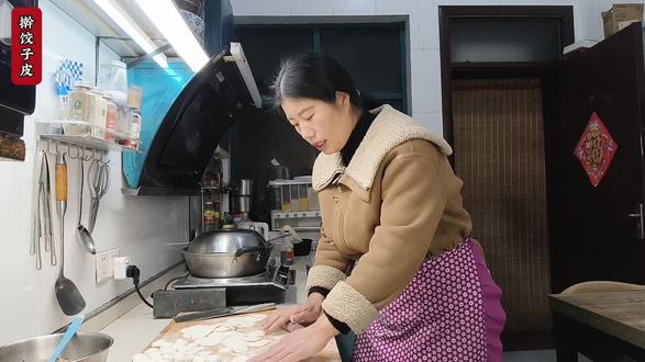 好多小伙伴不会一只手擀饺子皮,其实我也是后来学的,擀的时候一只手拿面皮,一只手推擀面杖,老大老二先学会,不过老二面皮转的是相反的方向,擀饺子皮属于技能,只要方法对,量变才能质变,擀面杖用圆柱形的,我的是长度25,直径2.8厘米。#擀饺子皮