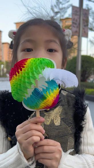 当非遗技艺与新生代幼崽的结合 小时候的你也是这样玩纸翻花的吗?#福建非遗纸翻花 #郭氏纸翻花# 7080后怀旧玩具#手工纸翻花 #元旦才艺表演 #亲子益智玩具# 非遗技艺传承