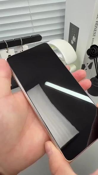荣耀MagicV6折叠屏秒贴!一拉无尘还防窥?