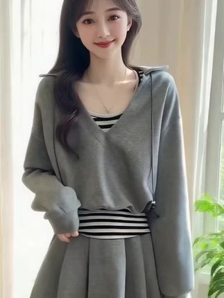 这套套装采用假两件设计,上衣将灰色卫衣与条纹内搭拼接,V领设计修饰颈部线条,条纹元素增添活力;下装的百褶裙与上衣同色呼应,走动间裙摆灵动飘逸,整体层次丰富又精致,轻松穿出甜美的少女风格。 宽松的卫衣版型对身材包容性强,穿着无拘束感;浅灰色调柔和雅致,不挑肤色,条纹内搭为整体注入细节感。日常可直接成套穿着打造休闲风,也能拆分单品搭配其他服饰,是春秋季节打造多样造型的实用选择。#秋冬穿搭新鲜感在线#早秋穿搭三分钟出门不是梦 #如何通过穿搭摆脱路人感 #当你坚持姐很贵的穿搭理念 #秋日焕新季