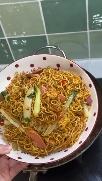 你还记得学校门口路边摊的炒方便面吗?一定加鸡蛋火腿#跟着蛋神煮鸡蛋 #方便面 #炒方便面 #泡面 #泡面神仙吃法