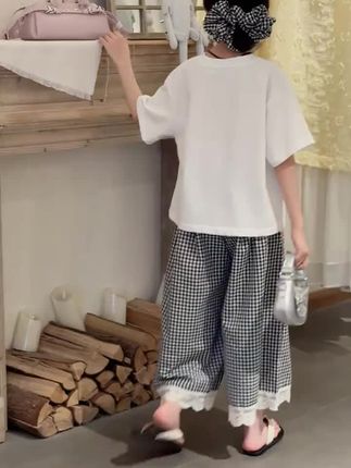 女孩子气质一半是天生的,另一半是宝妈精心打扮好出来的,漂亮女孩走到哪里都会让人羡慕#萌娃穿搭 #谁穿谁好看