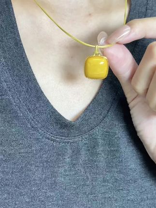 优雅简约吊坠,简单而不失优雅 我真的爱惨了这款! #小众饰品#蜜蜡#吊坠挂件#美出高级感#项链