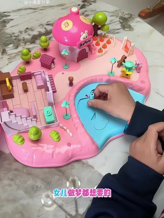 好有趣的磁力#过家家玩具,小朋友可以操控玩偶在花园城堡里面游走,玩过家家游戏,锻炼手眼协调能力。好玩有趣。#女孩玩具#益智早教玩具#儿童礼物 #玩过家家