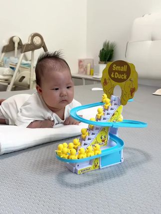 刚满月的宝宝每天都会趴着看一会爬楼梯小鸭子,可以锻炼宝宝背部肌肉力量,还能练习抬头和追视力太赞了#母婴好物