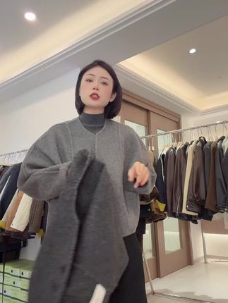 早秋必备!这款V领短款毛呢外套,轻松打造轻职风时尚感,保暖又优雅,适合秋冬季节穿着。