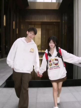 初秋到秋冬的情侣装直接囤这组! 两件装纯棉情侣卫衣|初秋到秋冬承包情侣穿搭 两件装纯棉情侣卫衣太懂懒人情侣,连帽设计减龄又显脸小,初秋穿薄款透气不闷,秋冬穿加绒款软乎乎锁温,贴肤穿巨舒服。 重点是猫咪元素超吸睛,不撞款还显高级感,日常出街、逛超市、约会都适配,男女同款不同码,搭情侣裤、牛仔裤都好看。刚上就卖爆,两件装性价比拉满,手慢真的要等补货! #两件装情侣卫衣爆款 #初秋秋冬情侣外套 #猫咪元素情侣装 #加绒连帽情侣卫衣 #高级感情侣穿搭必入
