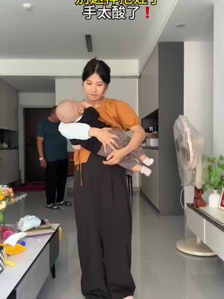 宝宝5个多月已经20斤了,一天抱下来手都酸了,还好爸爸👨安排了这款#腰凳 轻松解放双手了!#带娃神器 #抱娃神器 #宝妈带娃解放双手 #母婴好物
