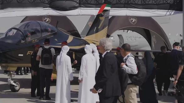 中国L15教练机在迪拜航展精彩表演