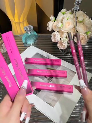 【到手2支】kakashow嘟嘟双头唇线笔勾勒唇形微笑唇带唇刷卷笔器万物皆有裂痕,那是光照进来的地方 ——莱昂纳德·科恩