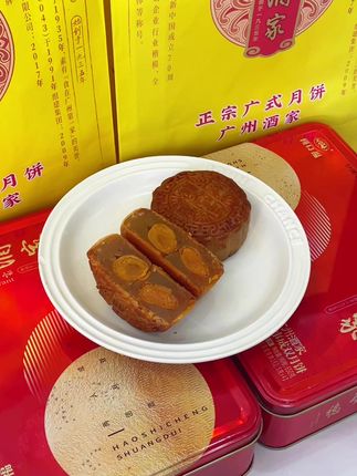 流油翻沙,这口经典的 #广州酒家 #双黄莲蓉月饼 把我香迷糊了!真材实料,巨巨巨好吃!#中秋节 #月饼 #中秋礼盒#送礼佳品 #中秋送礼