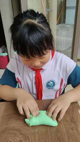 小学生中午放学回家自己改泥成功,起泡胶轻松拿捏🤏🏻#儿童手工泥 #小女孩手工橡皮泥 #改泥成功 #起泡胶
