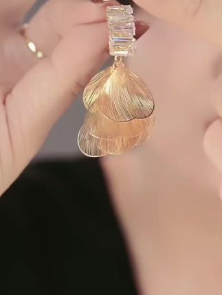 铜合金合成锆石耳饰 金色拉丝花瓣耳环女轻奢高级感耳钉新款2025#铜合金合成锆石耳饰 #铜合金合成锆石耳饰 #铜合金合成锆石耳饰 #铜合金合成锆石耳饰 #铜合金合成锆石耳饰 @DOU+小助手 @抖音小助手 @DOU+好生意