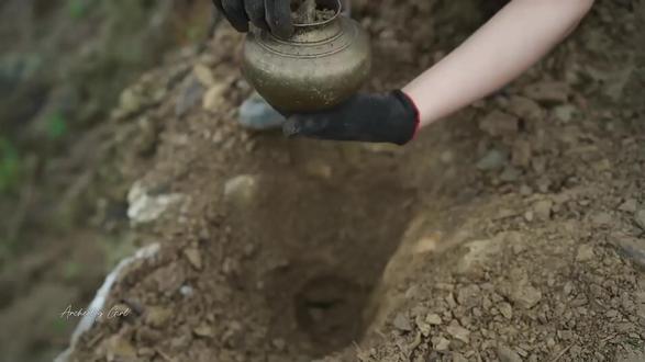 女孩荒山挖石头,竟挖出百年宝藏,打开陶罐后彻底傻眼!