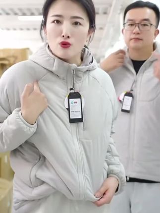 冬天怕冷又不想穿太多的人,一定要试试这件加厚棉服,它不仅轻盈保暖,而且非常百搭,无论是搭配卫衣还是毛衣都很好看,穿上就像被云朵包裹住一样舒服。它的面料是那种很蓬松的感觉,上身之后会显得整个人都很饱满,即使是瘦弱的女生也能轻松撑起来。
