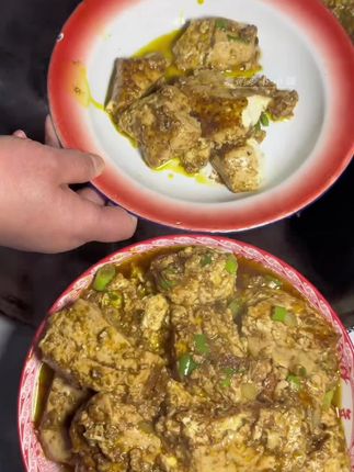 新鲜出炉的东北卤水大豆腐,鲜香滑嫩,颤颤巍巍的,外地老乡也能吃到久违的家乡纯手工制作的大豆腐了,顺丰空运次日达 #大豆腐 #卤水大豆腐 #东北卤水大豆腐#豆腐#美食