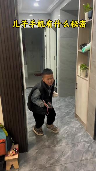 熊非熊偷看手机动态壁纸娶图教程来了!抖音放大镜🔍搜【神图定制】进入,输入口令“5520”🉐动态高清图 #设置教程 #教程来了 #熊非熊偷看手机动态壁纸 #动态壁纸 #手机锁屏 学会了快去试试吧 送你一张动态壁纸 这也太好玩了 有意思的锁屏壁纸