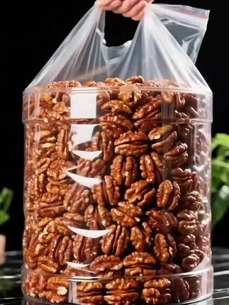 家人们,琥珀核桃仁是童年回忆!小时候盼着过年吃,糖衣亮得像琥珀,咬着甜脆,越嚼越香,一吃就想起小时候的年味,别错过!#童年零食 #琥珀核桃仁 #核桃#超便宜超划算 #妈呀太香了