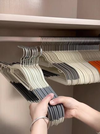 这款专为保护衣服设计的#无痕防滑衣架 真的太好用了,关键颜值还很高,强烈推荐#衣架 #收纳整理 #无痕防滑衣架推荐 #无痕衣架