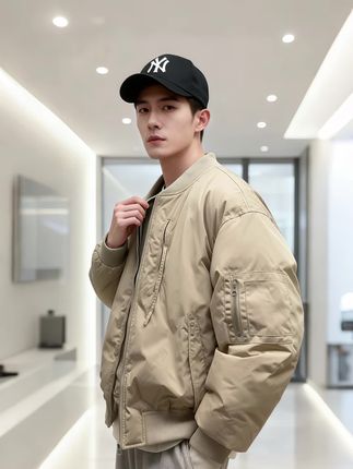 冬季港风棉服,保暖与潮感兼得  冬季新款立领棉服,加厚填充锁温不臃肿,二棉材质轻便又抗寒。港风休闲版型自带松弛感,面包服轮廓显活力,日常搭配牛仔裤、运动裤都百搭。无论是通勤还是出街,轻松穿出潮男氛围感,寒冬也能保持利落造型。  #冬季男士棉服 #港风穿搭 #加厚保暖外套 #潮牌休闲装 #百搭面包服