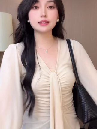 温柔纯欲氛围感长袖T恤女秋冬百搭褶皱设计V领收腰短款上衣#今日穿搭 #温柔穿搭 #休闲穿搭 #甜美穿搭 #穿搭分享