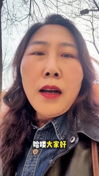 客观看待张雪峰:流量之下,升学的本质从未改变 我是智桥升学的霍老师,张雪峰离世的消息刷满了屏幕,今天不蹭热度、不捧不踩,只说句客观实在的心里话。
逝者为大,我们必须承认,他一手开创了考研、高考志愿填报这个教育细分赛道,让无数普通家庭第一次知道,志愿填报不是随便填填,是关乎孩子一生的关键抉择。他敢说别人不敢说的行业底层逻辑,把复杂的升学规则讲得通俗易懂,让更多家长看清了选专业、选大学的门道,这是他不可磨灭的价值。
同时我们也要客观看待,他是被资本包装出来的流量名师,自身也存在争议点。更想跟所有家长说,志愿填报从来不是流量生意,是拿心血和责任心换孩子的未来,一个良心填报师的精力永远有限,也请大家尊重这个行业里每一个真诚付出的人。#高考志愿填报 #升学规划 #霍老师聊升学 #高三家长必看