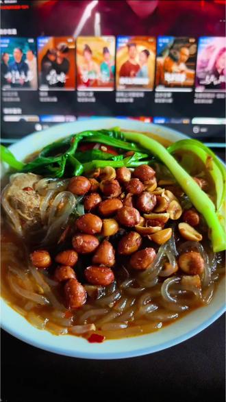 一根红薯粉条,藏着四季的阳光与匠心。
从薯到粉,滤去杂质,留下本真。
手工漏制,自然风干,
不浑汤、不断条、口感纯正,
一口下去,全是踏实的烟火气。
#乡村味道 #红薯粉条 #农村生活 #记录真实生活