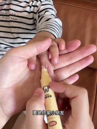 小朋友爱长倒刺,可以试试兔头妈妈乳脂指缘油,马克笔设计,每天在指甲边缘涂一涂就行了!#兔头妈妈#宝宝指缘油 #宝宝长倒刺 #宝妈推荐 #指缘油
