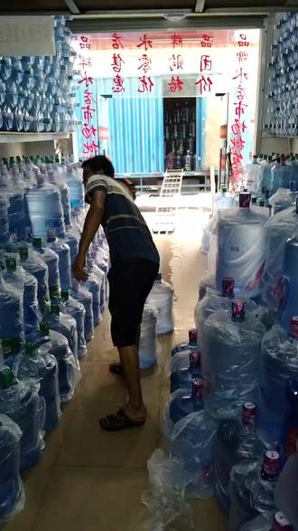 9月9号上午11点半泉龙品牌水,深圳梧桐仙泉厂家送水已到,今天3车水,胶月品牌水,泉龙品牌水,农夫山泉品牌水欢迎各位顾客来订购,价格优惠,本店主打农夫山泉.怡宝.景田.益力.麦宝纯净水,麦宝矿泉水,深圳梧桐仙泉,泉龙山泉水,屈臣氏蒸馏水,胶月纯净水等各种品牌桶装水及各种品牌箱装水及各位品牌饮水机!联系电话☎黄生13724491681微信同号