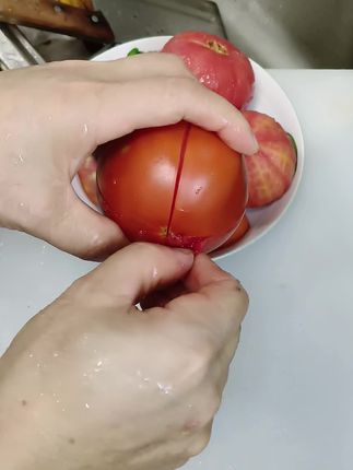 蕃茄去皮#分享生活小技巧 #番茄🍅 #每日分享 @一汽丰田 #15万级激光雷达安全标杆