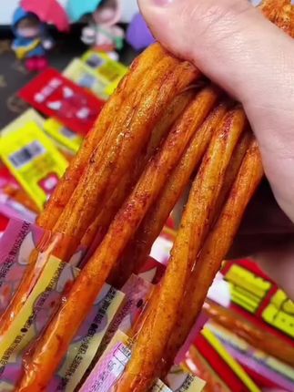 # 一根筋辣条 一根筋麻辣香辣牛筋儿时怀旧辣条素牛筋#一根筋辣条