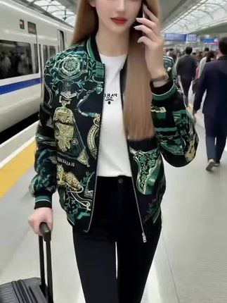 #上热门 #💥2025春炸街神器!欧货棒球服来袭🎯 宝子们👋🏻!我发现了这个春季必入的宝藏单品——2025新款欧货印花棒球夹克🎉!修身剪裁超显瘦,个性图案直接拉满回头率👀。穿上它瞬间变身街头潮男🕶️,帅气值爆表💯! 🌟亮点速览: ✅立体剪裁👉🏻藏肉显瘦绝了👏🏻 ✅原创印花👉🏻拒绝撞衫超特别✨ ✅短款设计👉🏻优化比例秒大长腿🦵🏻 ✅百搭王者👉🏻T恤牛仔裤都能配👌🏻 ✅质感面料👉🏻透气亲肤不闷汗🍃 亲测上身效果绝绝子🥰!走在路上都被要链接好几次啦😜~你们觉得这款能成为今春爆款吗💬?快来评论区告诉我呀👇🏻! #春季穿搭 #男士夹克 #潮流单品