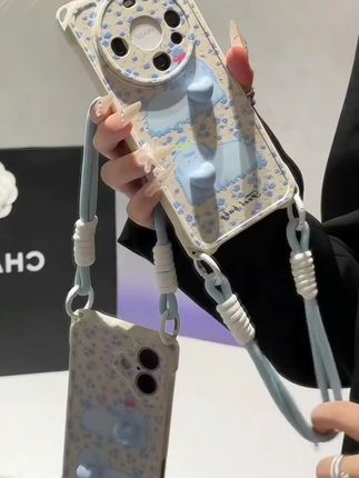 家人们谁懂啊?这个蓝翠花狗狗挂绳手机壳也太可爱了吧!它是专为苹果16设计的,采用软硅胶材质制作而成,手感非常好,而且它还带有挂绳,出门携带超方便,喜欢的朋友千万不要错过了。