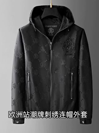欧洲站潮牌刺绣连帽外套,防风设计兼顾时尚与实用,精致刺绣点缀,休闲夹克也能穿出高级感,大码剪裁包容性强,轻松驾驭各种体型