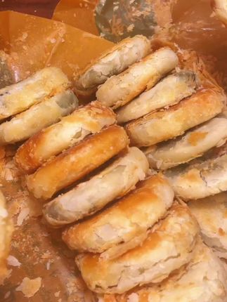 一年就吃两个月的#宁海施季月饼 没吃过的一定要尝尝,错过就要再等一年了!#好吃到爆#月饼#太好吃了 #酥皮月饼