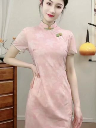 小莲好物 这件旗袍真的太美了,穿上它整个人都变得优雅起来了!如果你也想拥有这样的效果,那就快来试试吧!它是经典的旗袍设计,非常显身材,而且面料很舒服,无论是参加婚礼还是朋友聚会的时候都可以穿,一定会让你成为全场焦点的!喜欢的朋友赶快点击下方链接购买吧!#好物分享