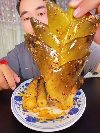 破价手剥笋,一包一斤三种口味,开袋即食小零食,营养丰富,脆嫩多汁,解馋解腻,下饭菜,下酒菜,追剧小零食,大人小孩都爱吃,富含丰富的维生素胡萝卜素,氨基酸蛋白质,今天你吃了吗,快来尝尝鲜#在抖音入手的好东西 #手剥笋清脆爽口 #超划算超便宜 #好吃到停不下来 #妈呀太香了