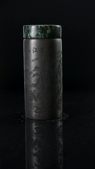 绝美千里江山图微刻玉石杯盖水杯 展示刻有千里江山图的水杯,玉石杯盖,工艺复杂耗时,超精美。