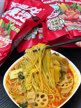 李海龙东北黏糊麻辣烫 味道真好吃呀 咋吃也吃不够太香了#东北麻辣烫#黏糊麻辣烫#谁懂这一口的好吃程度